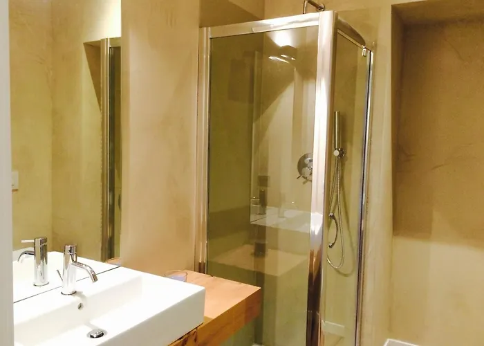 Moira Πανσιόν *